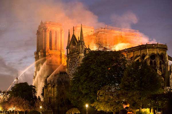 Notre-Dame brûle : on zappe ou on mate, film, Annaud, incendie, Cathédrale, box office, cinéma, évènement, blog culture